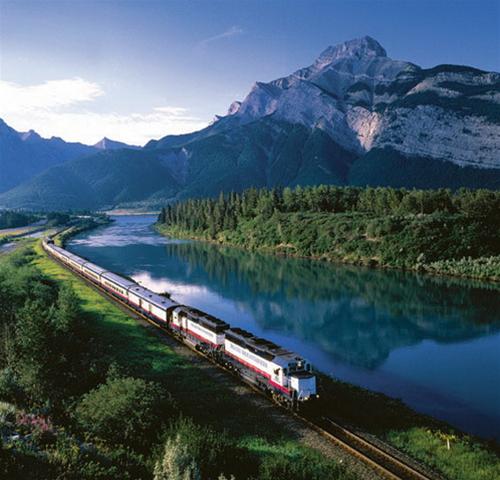 Tuyến đường sắt Rocky Mountaineer ở tây Canada: Qua các ô kính của đoàn tàu du lịch Rocky Mountaineer đưa khách từ Calgary đến Vancouver, toàn bộ cảnh quan lộng lẫy của những ngọn núi vùng Alberta đến British Columbia được thu trọn vào tầm mắt du khách.